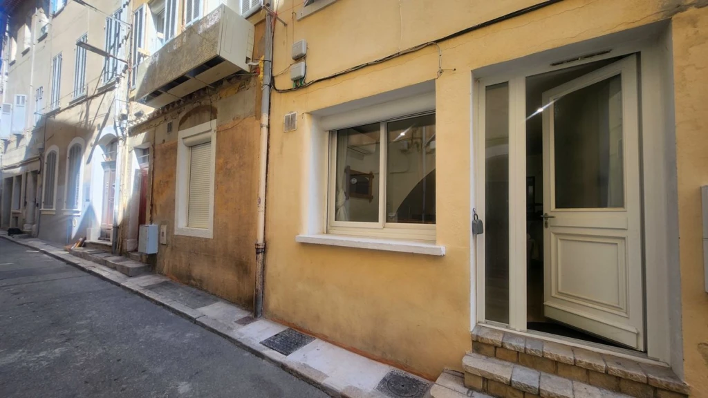 LA CIOTAT APPARTEMENT T2 ENTIERREMENT RENOVE - par