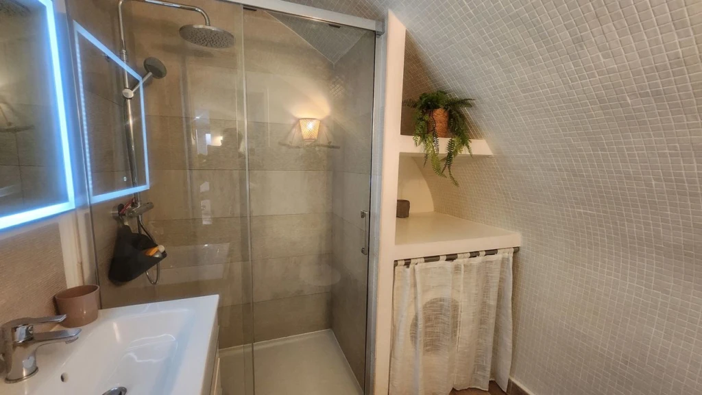 LA CIOTAT APPARTEMENT T2 ENTIERREMENT RENOVE - par