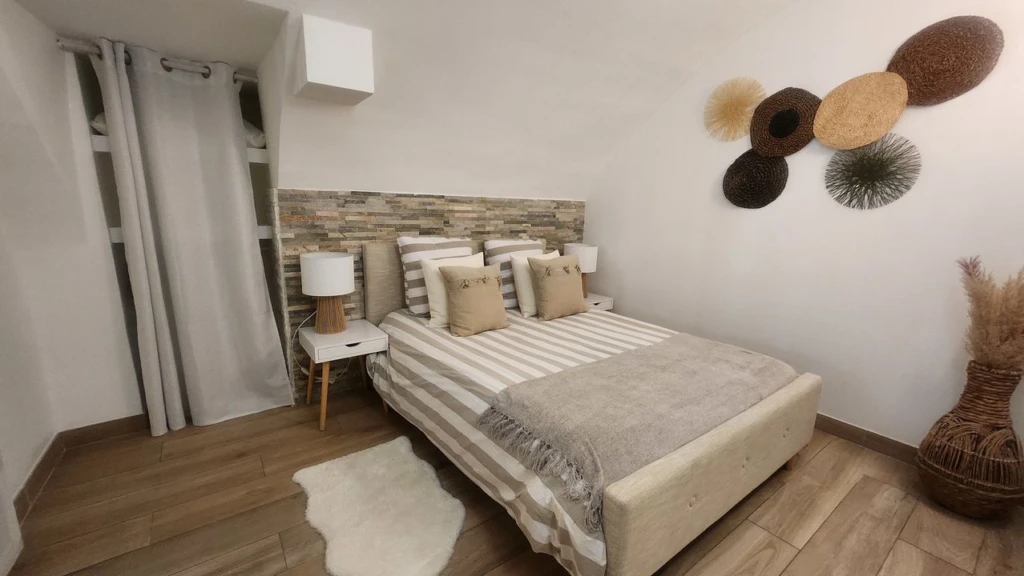 LA CIOTAT APPARTEMENT T2 ENTIERREMENT RENOVE - par