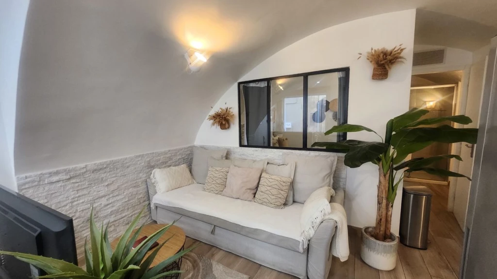 LA CIOTAT APPARTEMENT T2 ENTIERREMENT RENOVE - par