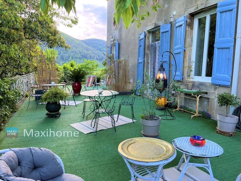 Très belle hauteur sous-plafond