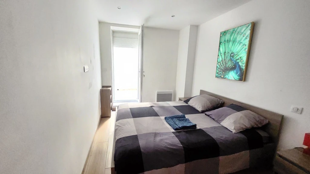 LA CIOTAT - APPARTEMENT T3 - traversant - proche c