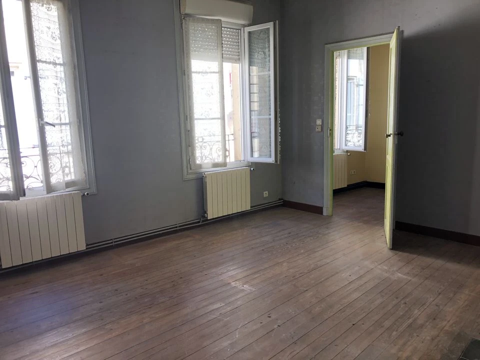 batiment à rénover deux étages, deux chambres, un