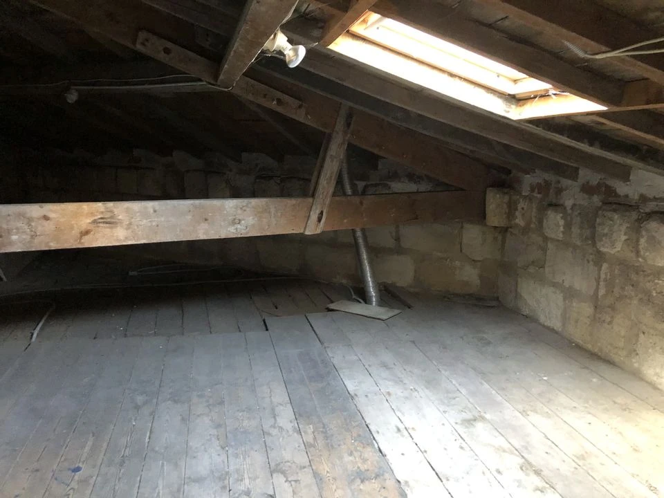 batiment à rénover deux étages, deux chambres, un