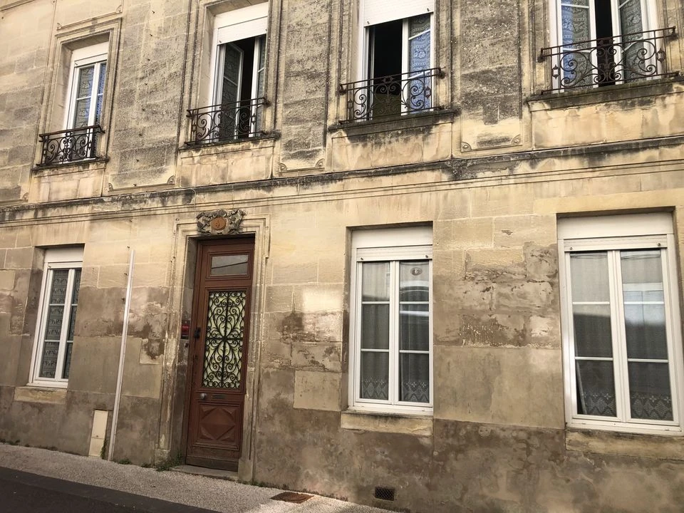 batiment à rénover deux étages, deux chambres, un