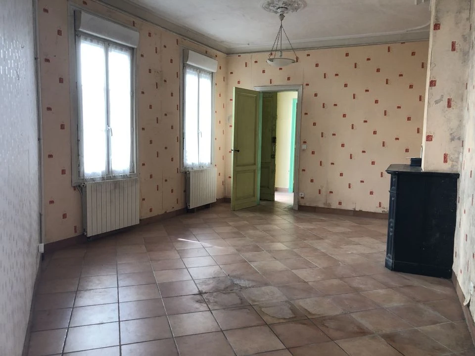 batiment à rénover deux étages, deux chambres, un