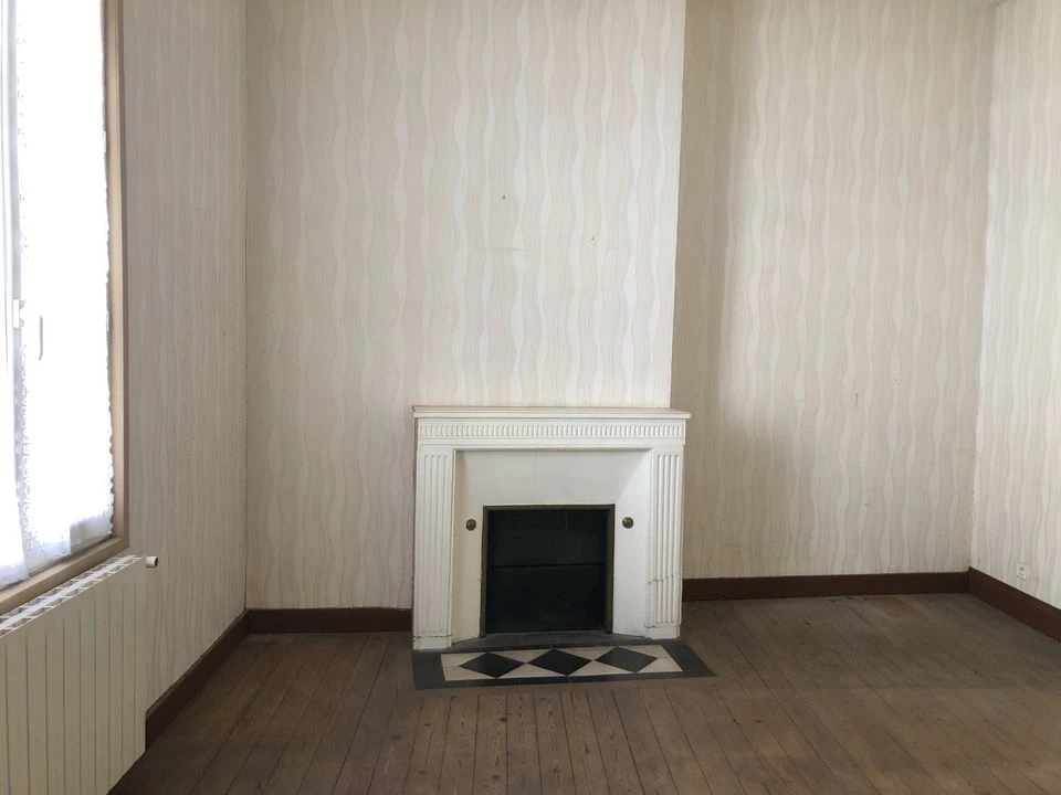 batiment à rénover deux étages, deux chambres, un