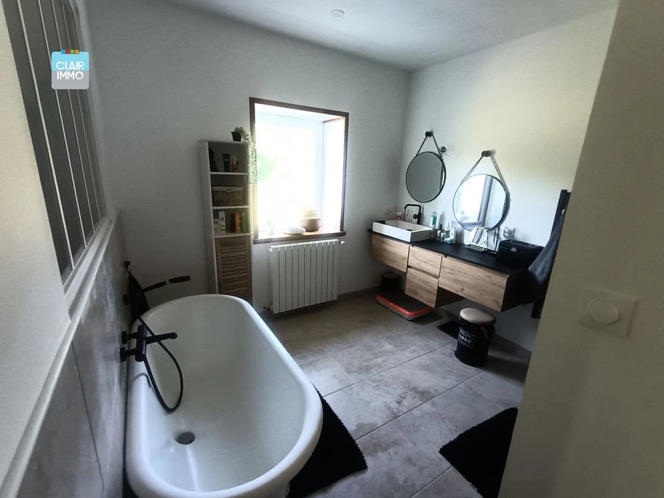 A LA SALLE 10 KM DE MACON EN BOURGOGNE MAISON EN P