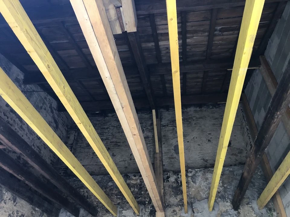 LESPARRE CENTRE GARAGE RENOVE 29 m2 AVEC COUR
