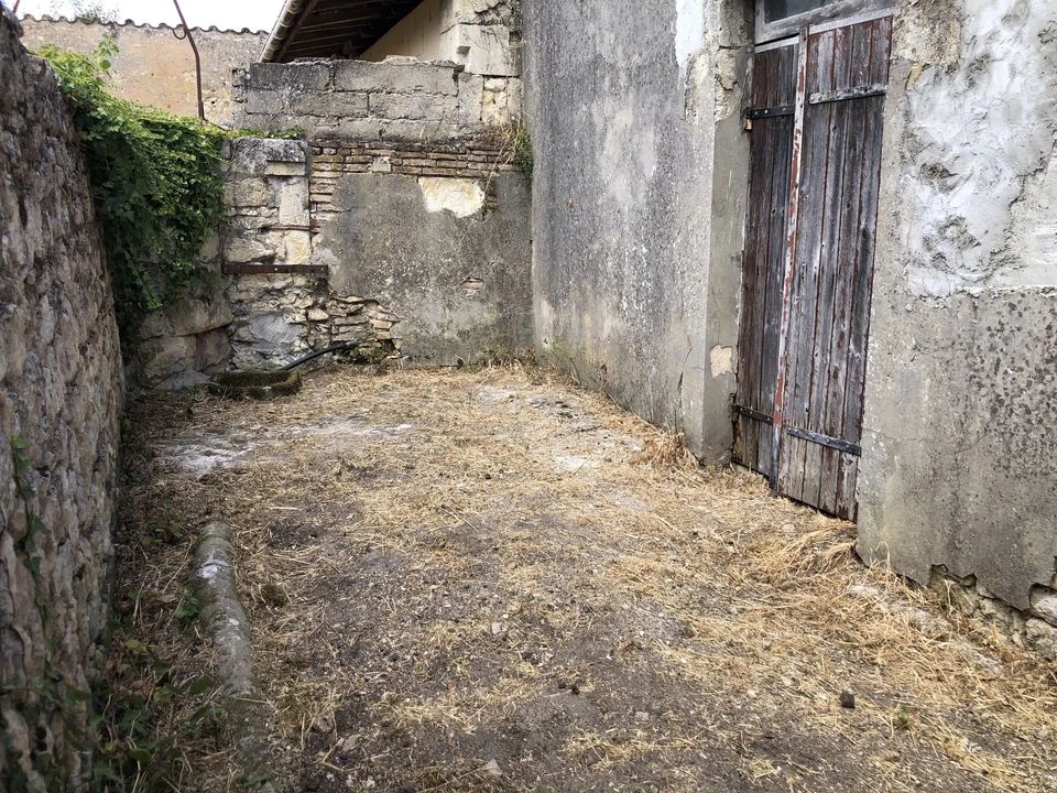 LESPARRE CENTRE GARAGE RENOVE 29 m2 AVEC COUR
