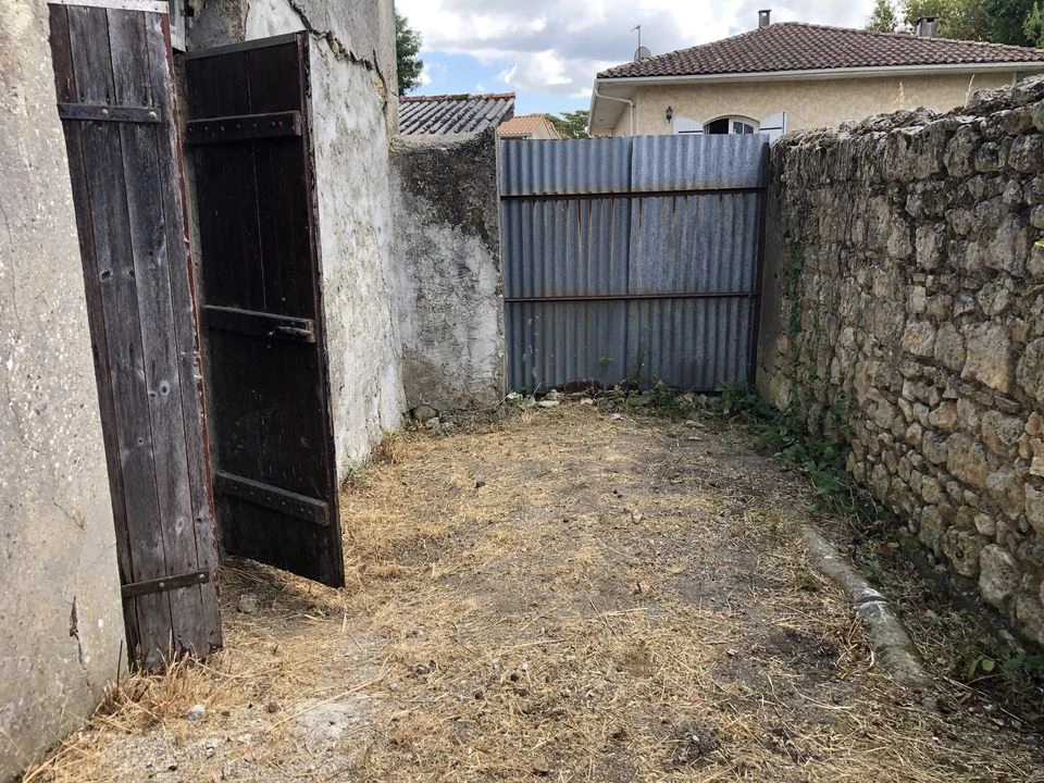 LESPARRE CENTRE GARAGE RENOVE 29 m2 AVEC COUR