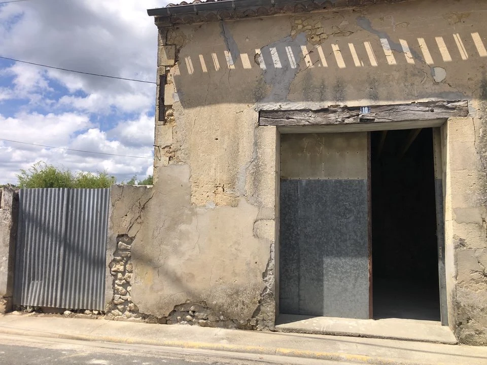LESPARRE CENTRE GARAGE RENOVE 29 m2 AVEC COUR