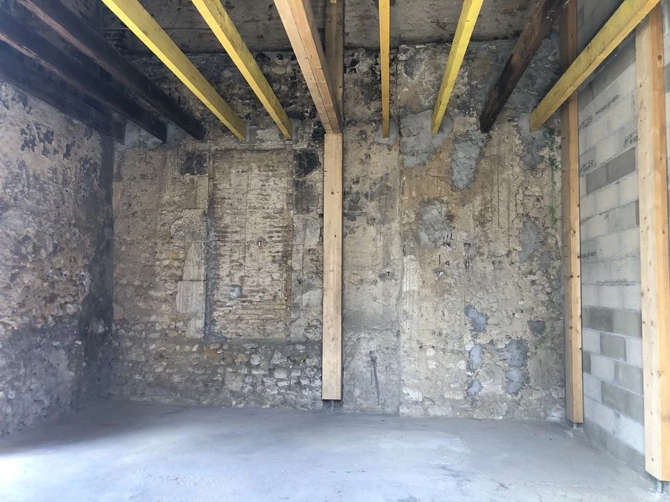LESPARRE CENTRE GARAGE RENOVE 29 m2 AVEC COUR