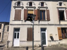 MAISON DE VILLE PAUILLAC CENTRE DEUX CHAMBRES UN B