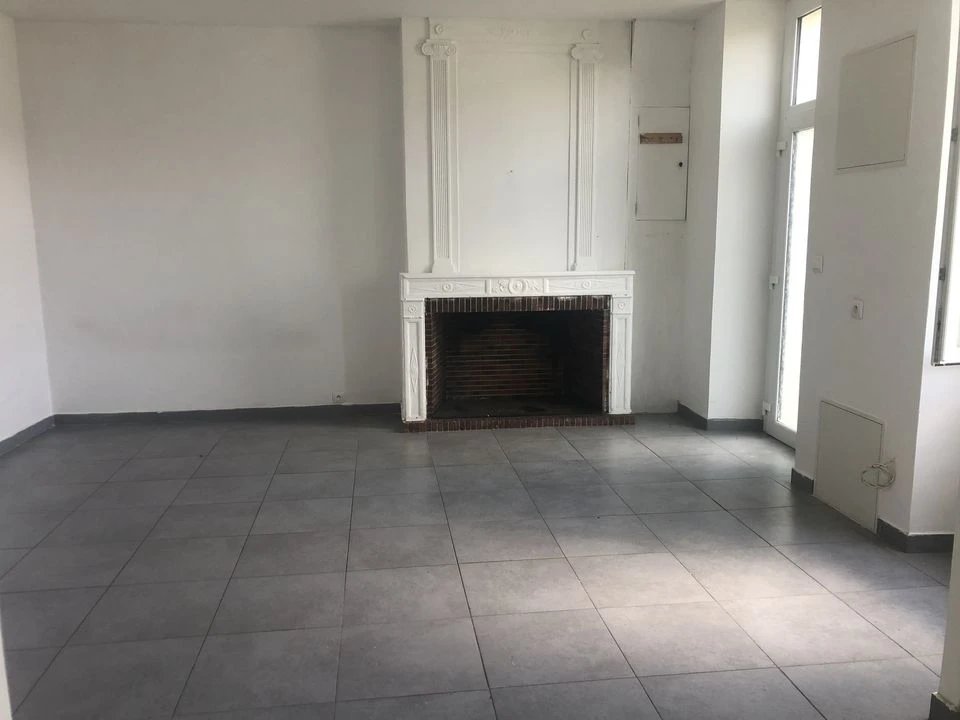 MAISON DE VILLE PAUILLAC CENTRE DEUX CHAMBRES UN B