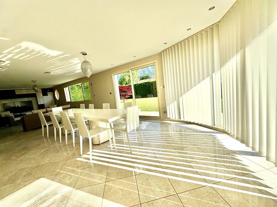 GRAND SALLE A MANGER