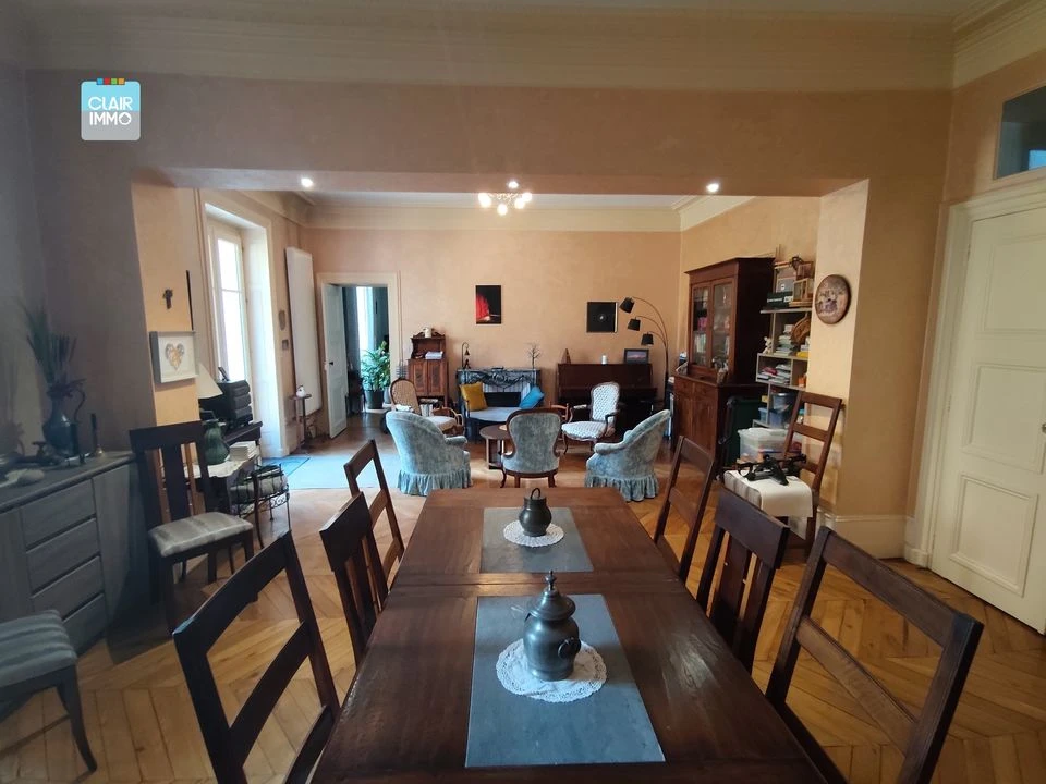 A MACON EN BOURGOGNE APPARTEMENT 8 PIECES DE 217 M