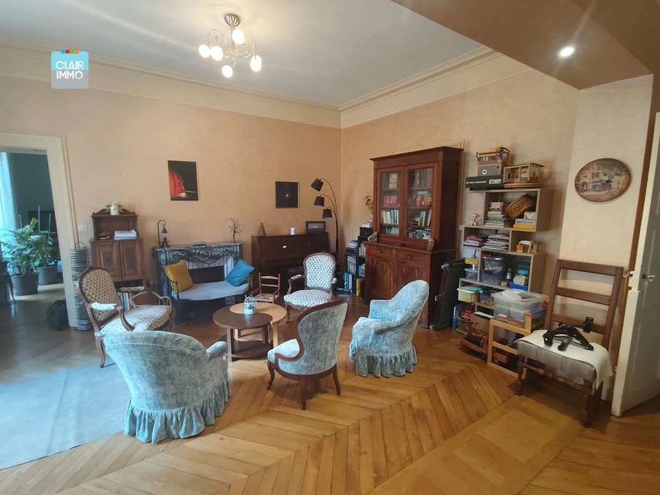 A MACON EN BOURGOGNE APPARTEMENT 8 PIECES DE 217 M