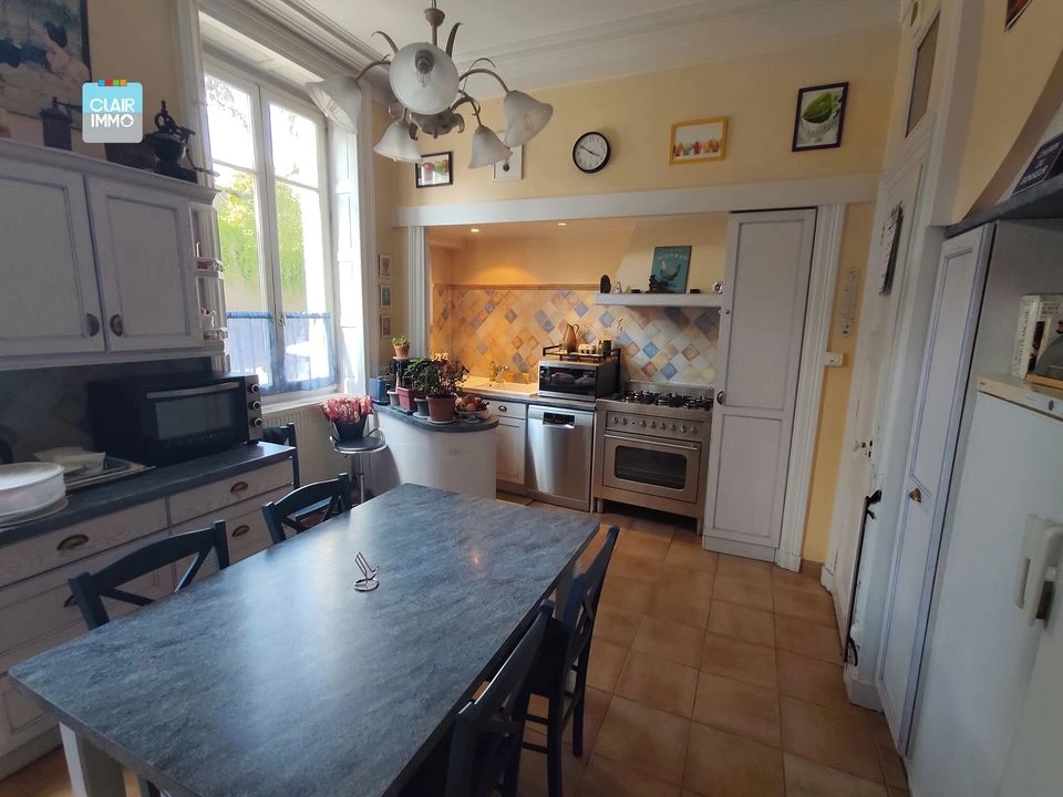 A MACON EN BOURGOGNE APPARTEMENT 8 PIECES DE 217 M