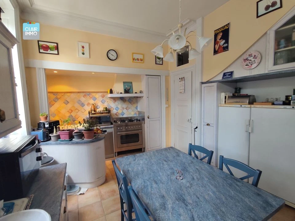 A MACON EN BOURGOGNE APPARTEMENT 8 PIECES DE 217 M