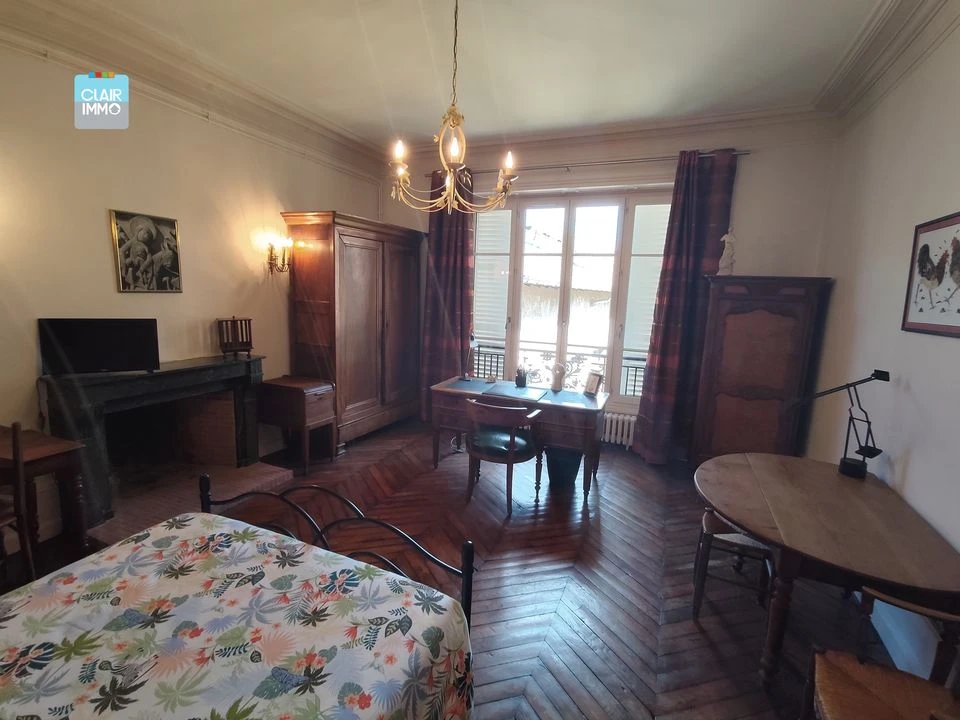A MACON EN BOURGOGNE APPARTEMENT 8 PIECES DE 217 M