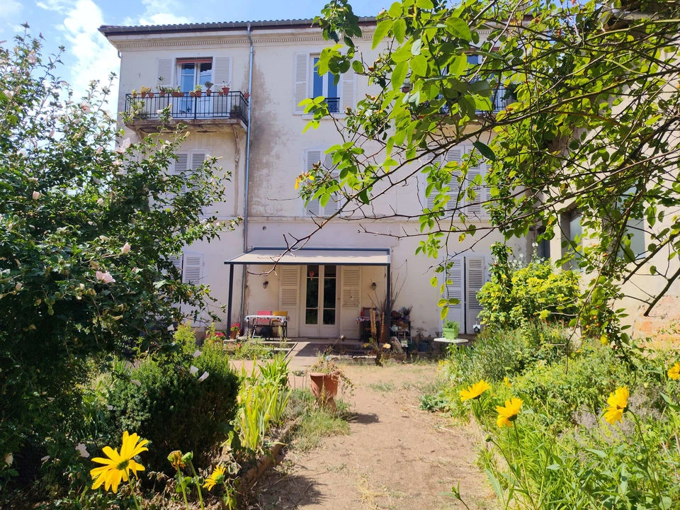 A MACON EN BOURGOGNE APPARTEMENT 8 PIECES DE 217 M