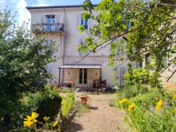 A MACON EN BOURGOGNE APPARTEMENT 8 PIECES DE 217 M