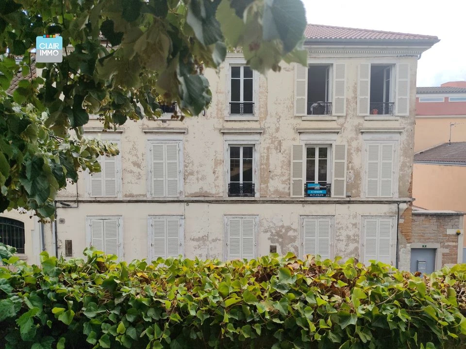 A MACON EN BOURGOGNE APPARTEMENT 8 PIECES DE 217 M