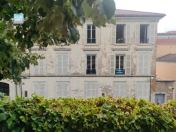 A MACON EN BOURGOGNE APPARTEMENT 8 PIECES DE 217 M