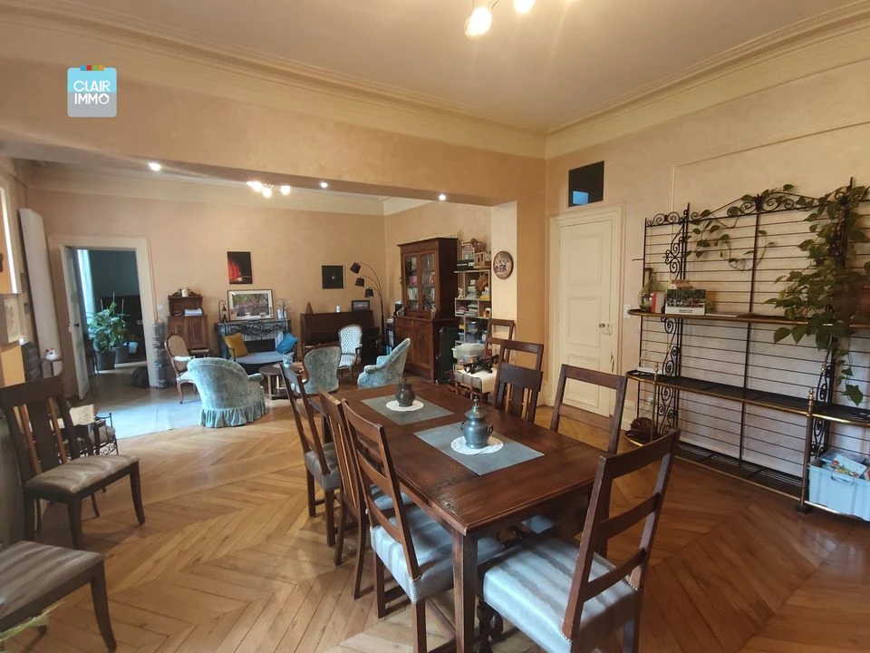 A MACON EN BOURGOGNE APPARTEMENT 8 PIECES DE 217 M