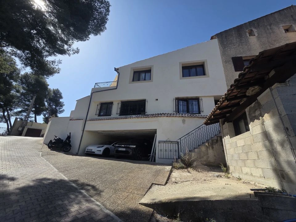 T4 de 110m2+ TERRASSE 20m2 / LES OLIVES 13013