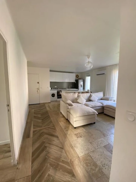 Toulon Est  Appartement de type T4,refait à neuf,D