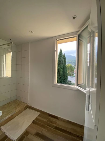 Toulon Est  Appartement de type T4,refait à neuf,D