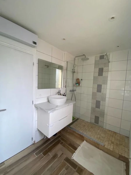 Toulon Est  Appartement de type T4,refait à neuf,D