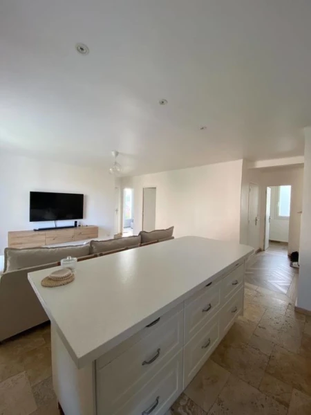 Toulon Est  Appartement de type T4,refait à neuf,D