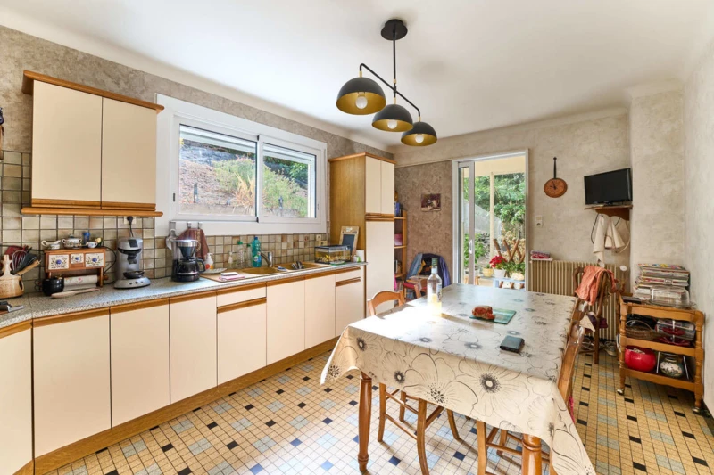 Cuisine aménagée et équipée avec accès loggia