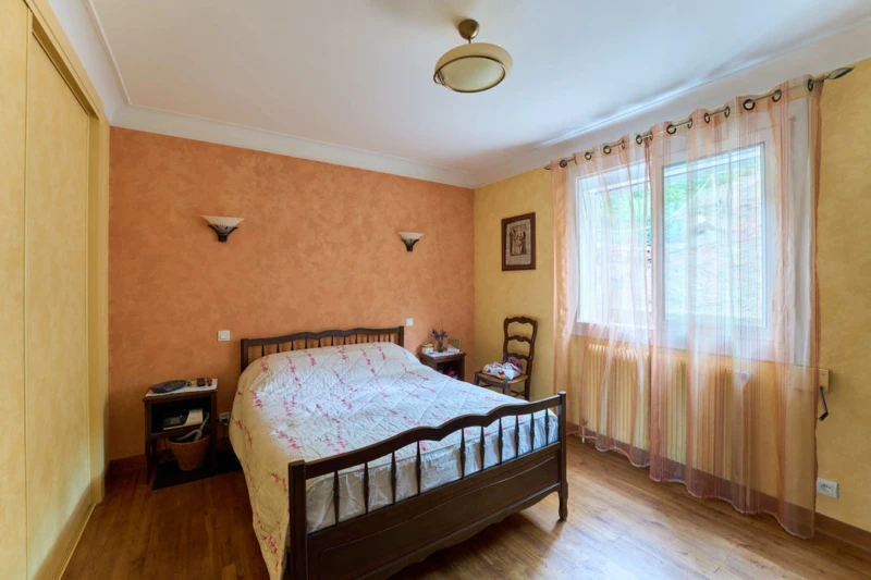 Chambre sur parquet avec rangement intégré