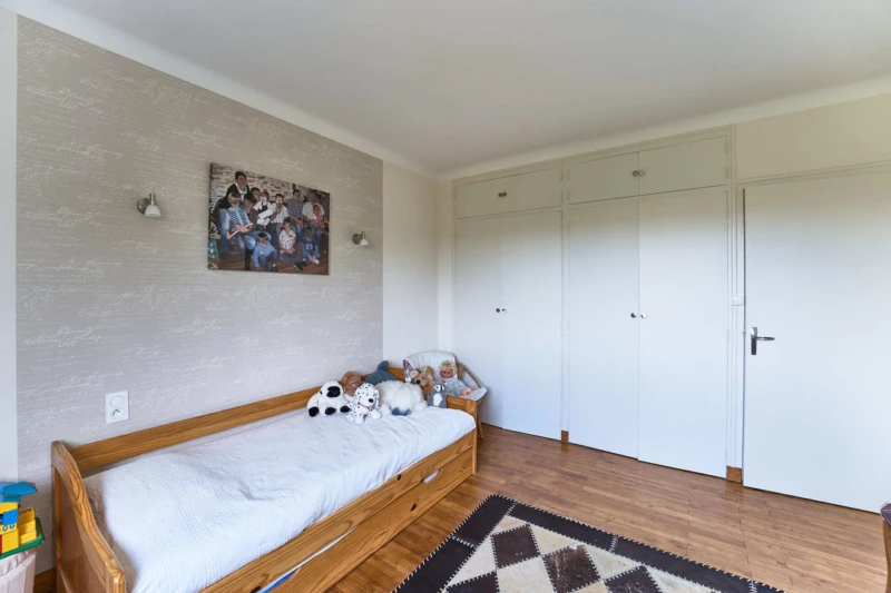 Chambre sur parquet avec rangement intégré
