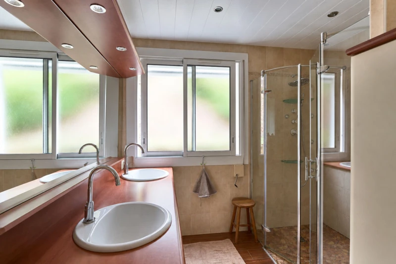 Salle d'eau avec douche à l'italienne