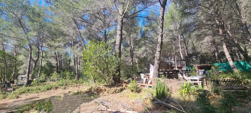 LE BEAUSSET-TERRAIN 690M²-NON CONSTRUCTIBLE-A VEND