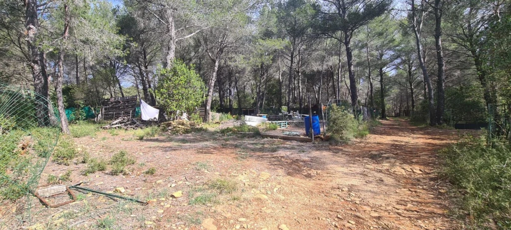 LE BEAUSSET-TERRAIN 690M²-NON CONSTRUCTIBLE-A VEND