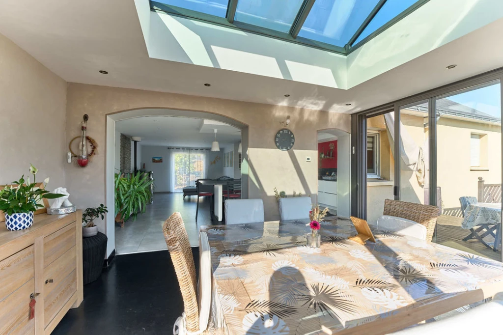 Salle à manger baignée de lumière avec accès au ja