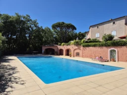 GRIMAUD 83310 - APPARTEMENT T2 de 55m² - au calme
