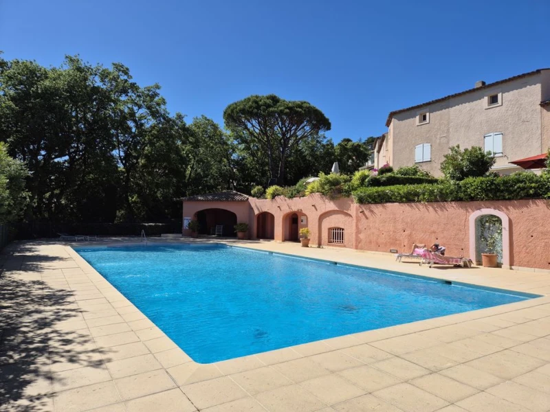 GRIMAUD 83310 - APPARTEMENT T2 de 55m² - au calme