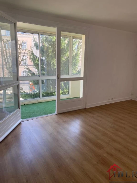 un grand salon et un espace salle à manger