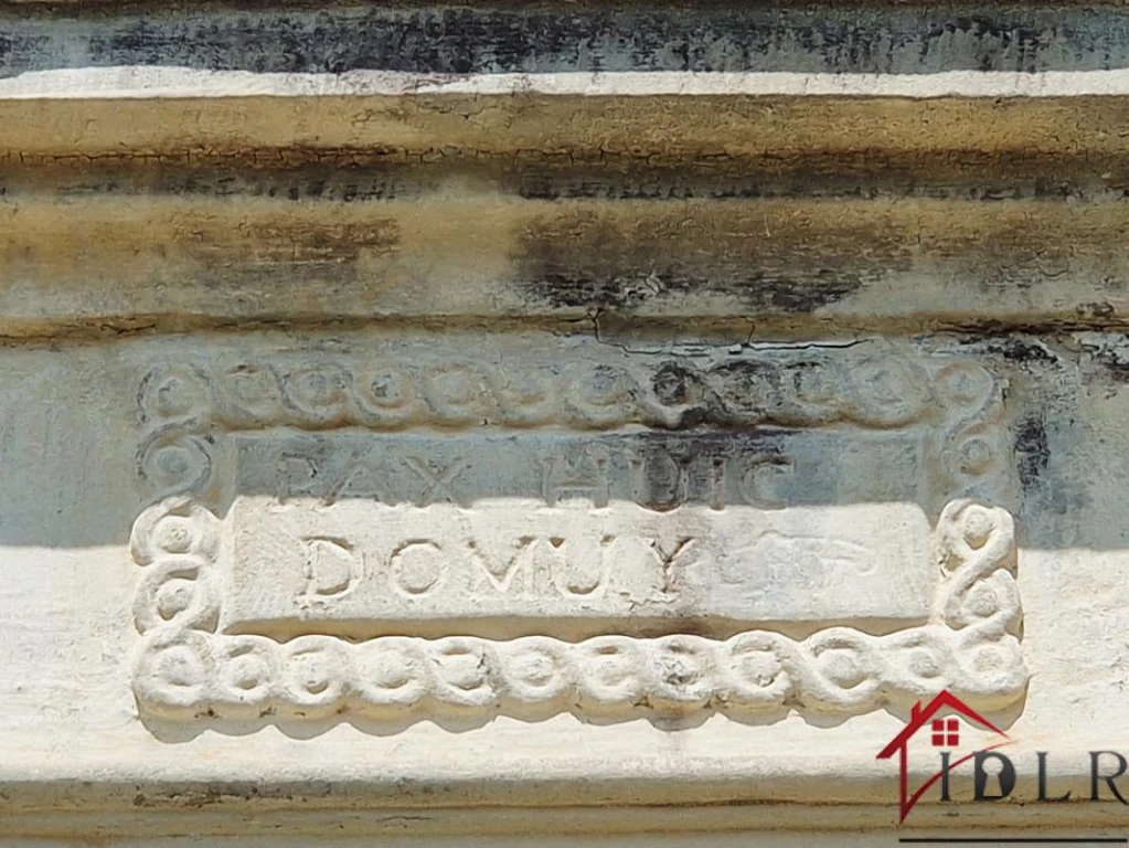 ' PAX HUIC DOMUY 'que la paix soit avec cette mais