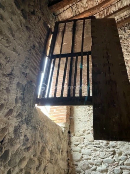 grange_etage_fenetre_millas_ferrer.jpg