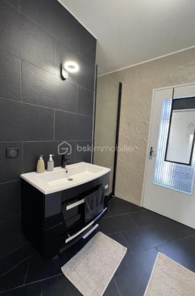 DV2HwJkyR6jIugK4OYgLYAsXW7DjDUK86ofGYGVx.jpg