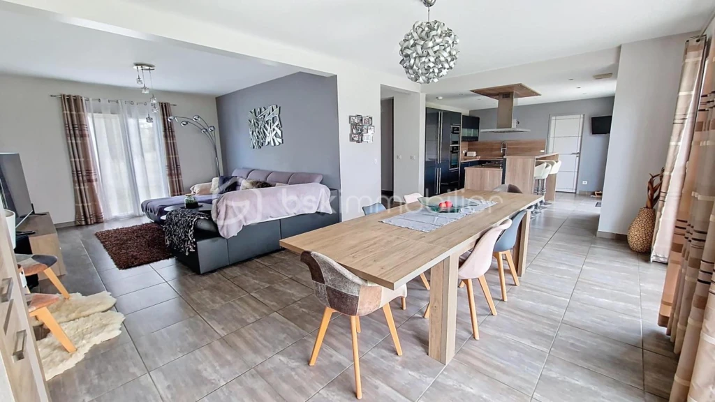 4Tz9QIgq2G4gD7FoMfvmm26hHyHiEXF3R4UGi05F.jpg
