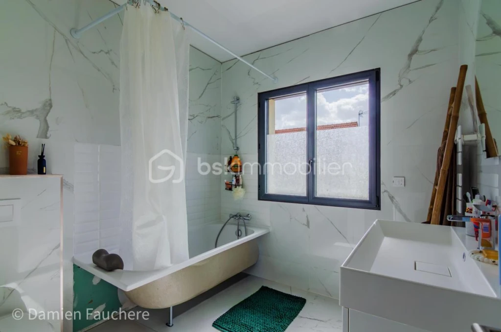 y68p3HEWThA83v8fOch5Rp8P64OEoMrEybWROYJM.jpg